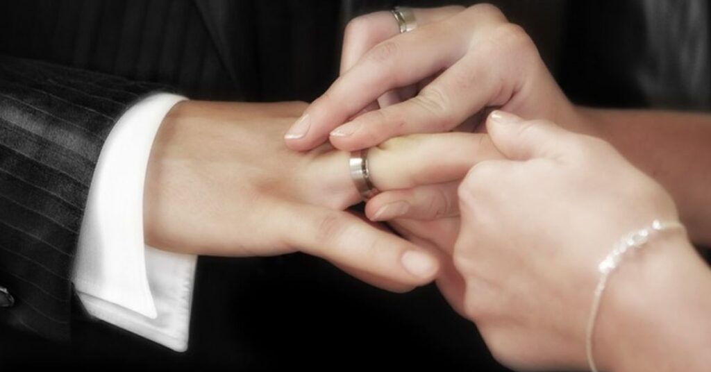 marriage-rings-that-shine-as-bright-as-your-love-story (3)